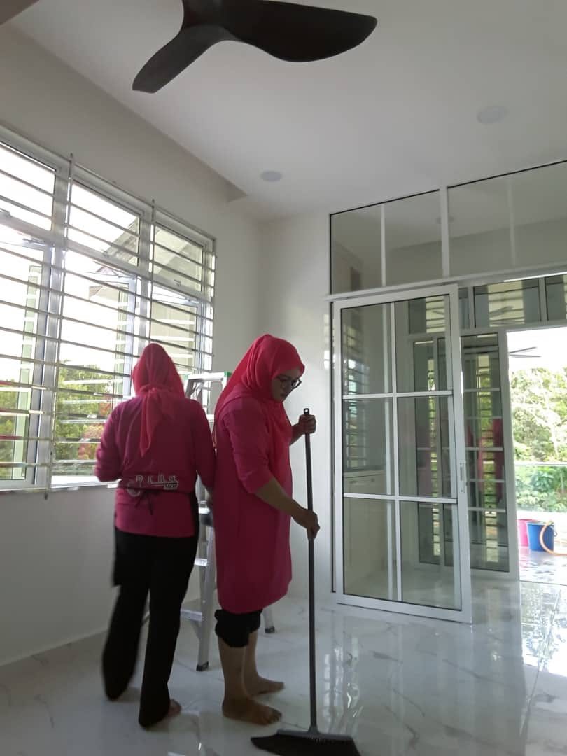Krew Pink Mop menyapu lantai rumah