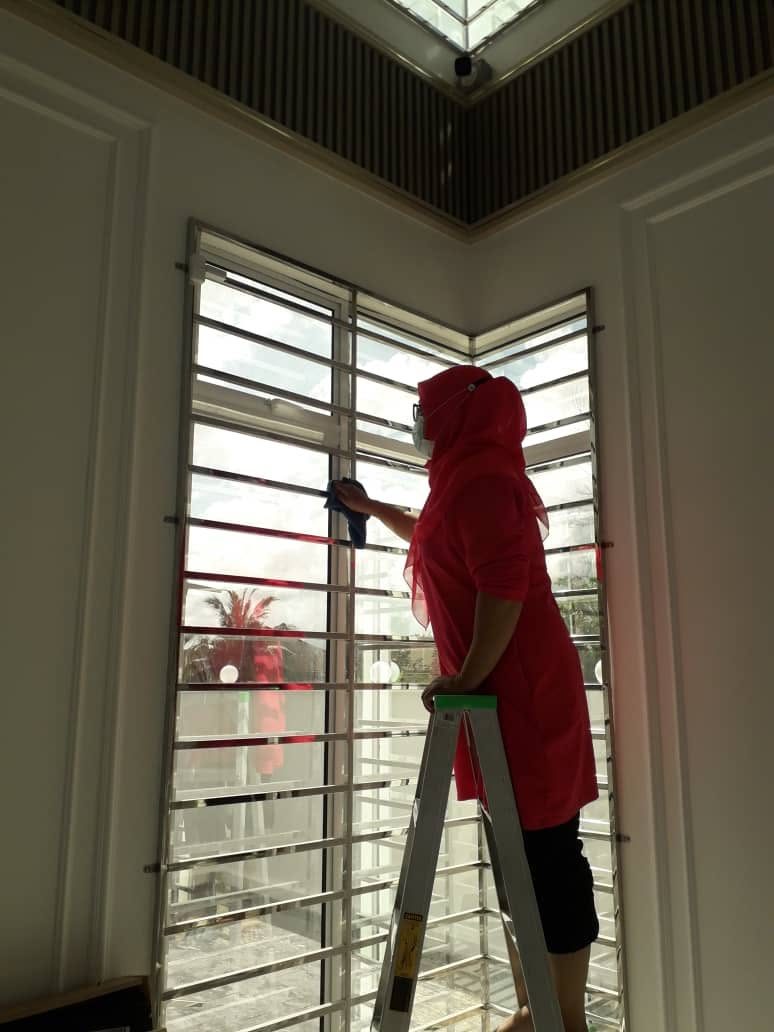 Krew Pink Mop membersihkan tingkap tinggi