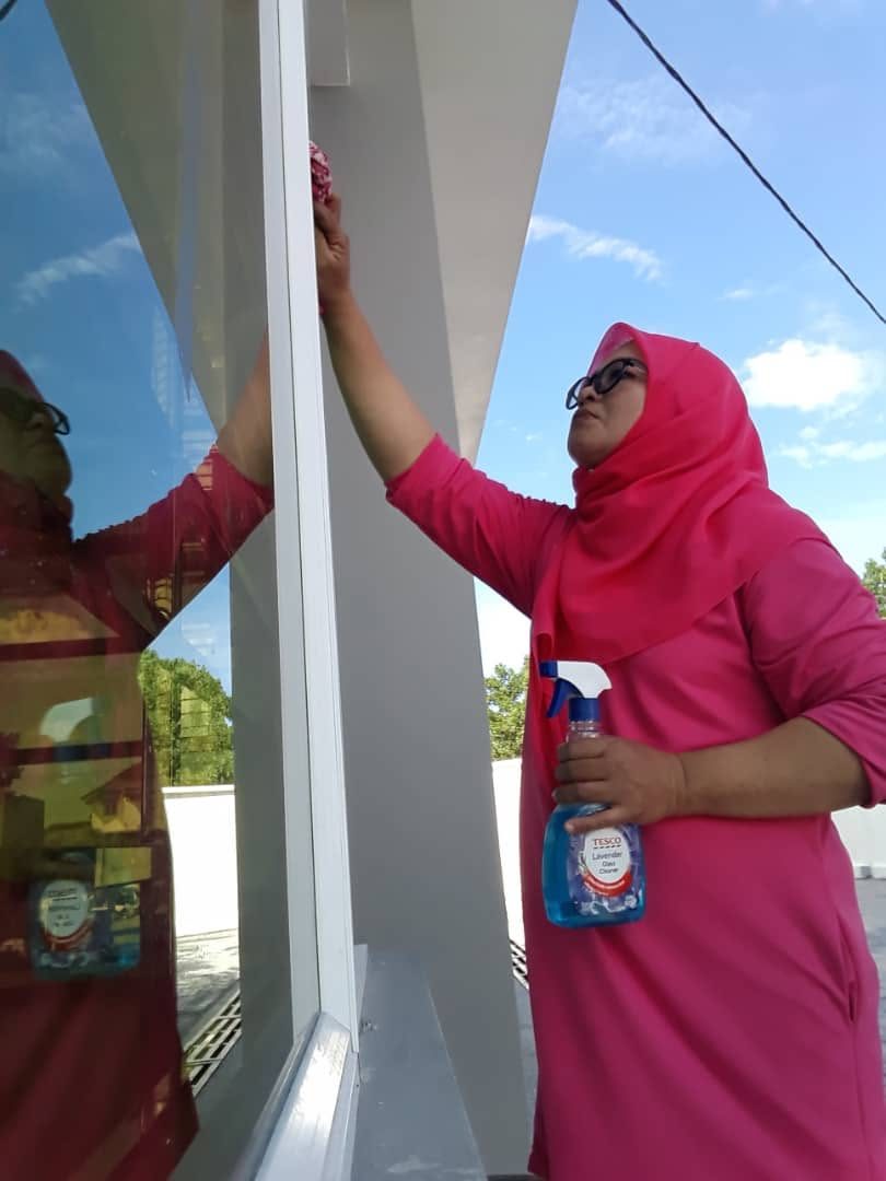 Krew Pink Mop mencuci tingkap luar